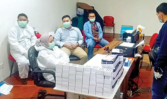Petugas layanan rapid test antigen di Bandara Kualanamu diperiksa kepolisian. (DITKRIMSUS POLDA SUMUT)