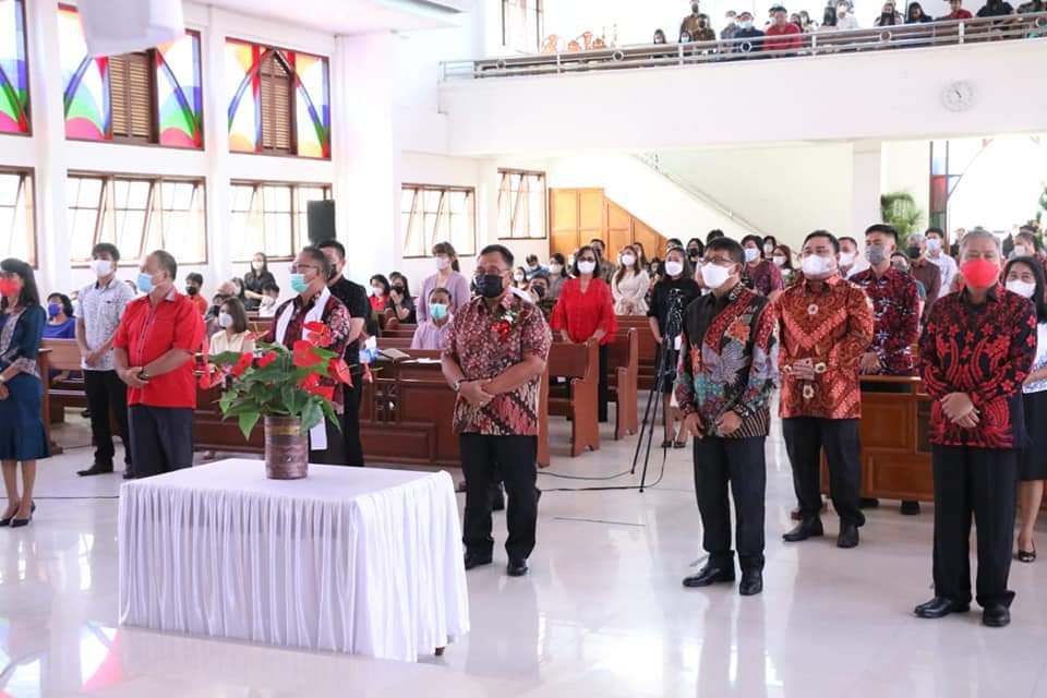 Wakil Bupati Minahasa Robby Dondokambey (RD) dipercaya sebagai Ketua Panitia Festival Seni Pemuda Gereja (FSPG) se-Sinode GMIM dan dilantik di GMIM Betlehem Tataaran, Wilayah Tondano Tiga, Kecamatan Tondano Selatan, Kabupaten Minahasa, Minggu (02/05/2021)