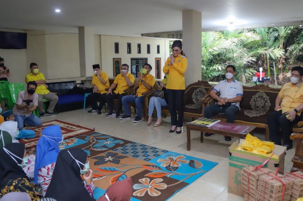 Buka puasa bersama Partai Golkar Sulut yang dihadiri Christiany Paruntu.