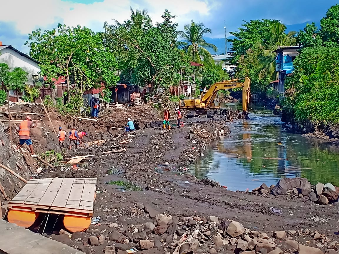 ATASI BANJIR : Tampak proses pengerjaan Pembangunan Bangunan Pengendali Banjir di Sungai Sario sementara di kerjakan oleh PT. Rasawula Gavriel Sultra (RGS)