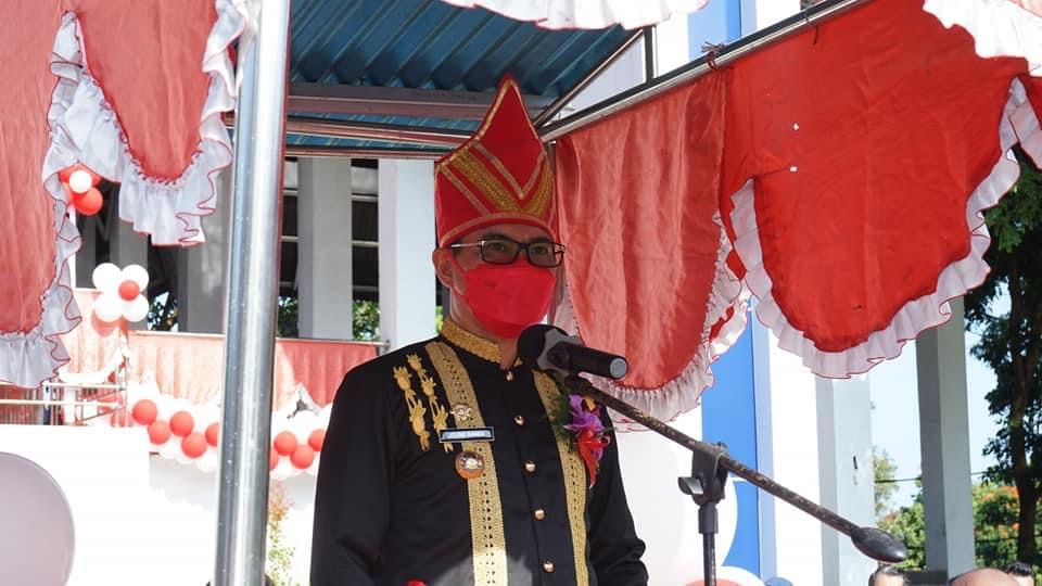Bupati Joune Ganda memimpin Ucapara Peringatan Hardiknas di halaman Pemkab Minut, Senin (3/5) pagi.