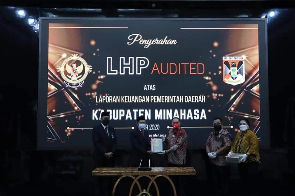 Bupati Dr Ir Royke Octavian Roring MSi dan Wakil Bupati Robby Dondokambey SSi (ROR-RD)didampingi Ketua DPRD Glady Kandouw ketika menerima LHP dari BPK-RI Perwakilan Sulut, Senin (03/05/2021)