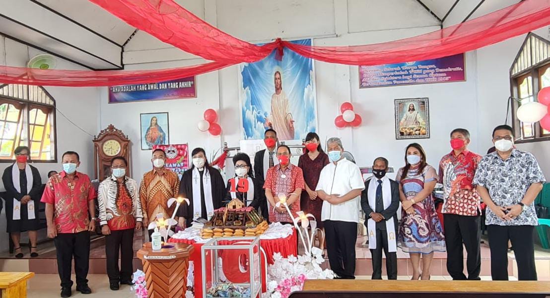 Bupati Minahasa Dr Ir Royke Octavian Roring MSi (ROR) bersama jemaat dalam syukuran HUT ke-19 Jemaat Musafir Tateli, Minggu (2/5).