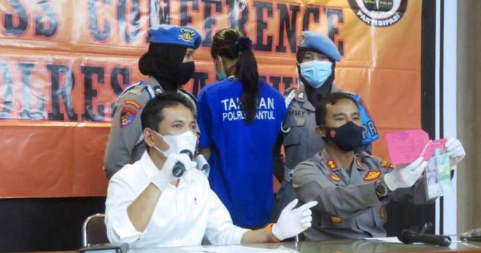 Nani Apriliani Nurjaman alias Tika, pengirim sate beracun diamankan di Potorono Banguntapan Bantul, Jumat (30/4). Motifnya adalah sakit hati terhadap target penerima takjil yang asli. (DWI AGUS/RADAR JOGJA)