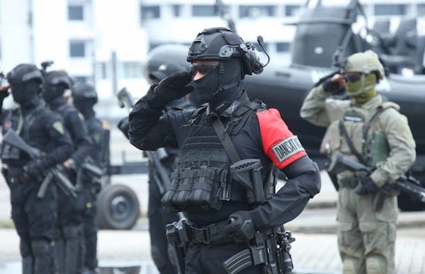 Personel Satuan 81 Kopassus TNI AD, Detasemen Jala Mangkara (Denjaka) TNI AL dan Detasemen Bravo (Denbravo) 90 Paskhas TNI AU saat mengikuti Apel Gelar Pasukan Latihan dalam Rangka Pengamanan VVIP TA 2020, bertempat di Pelabuhan JICT II Tanjung Priok, Jak