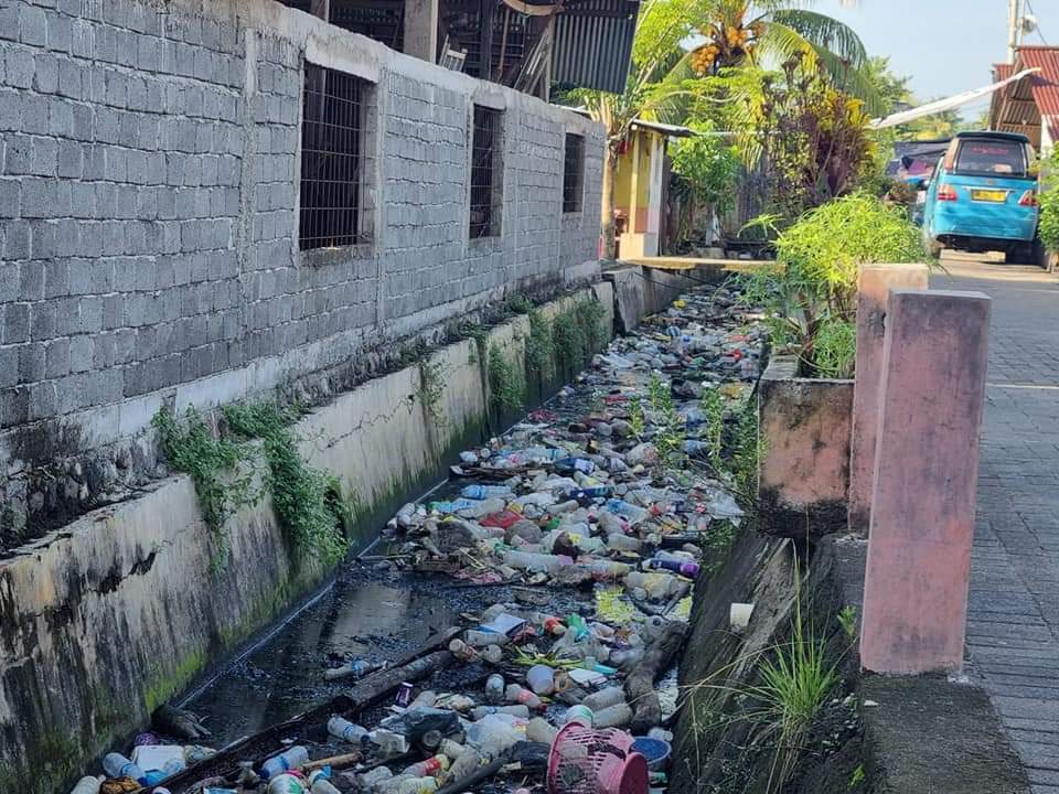 Masyarakat masih sering membuang sampah sembarangan. Terpantau salah satu selokan di pemukiman warga di Kecamatan Tumpaan yang penuh sampah.