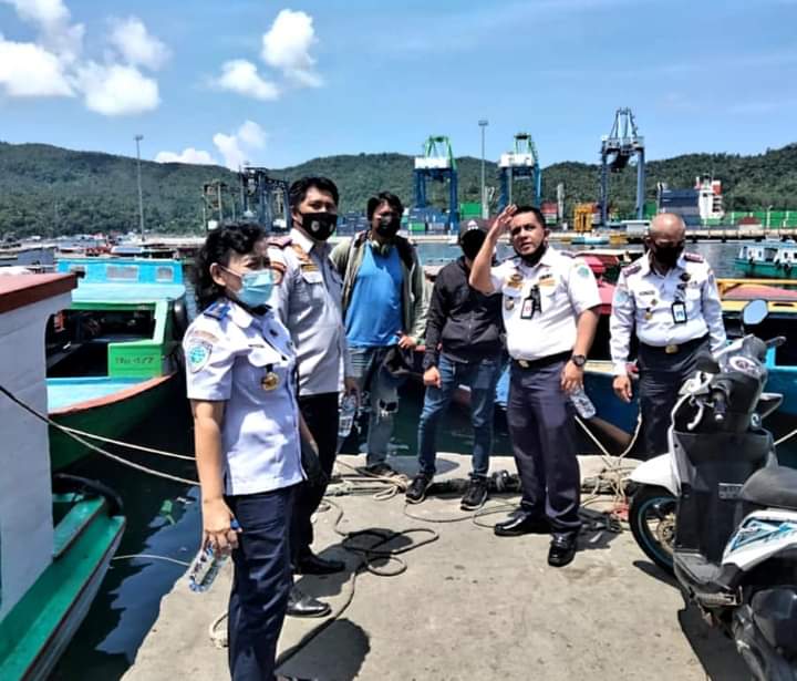 Kadishub Bitung Ricy Tinangon bersama jajaran melakukan pengecekan di Dermaga Ruko Pateten, Senin (3/5). (istimewa)