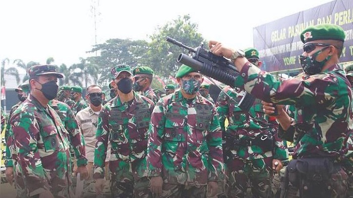Asops Kasad mengecek persenjataan Satgas Pamrahwan Yonmek 521/DY, belum lama ini. (Instagram Yonif Mekanis 521)
