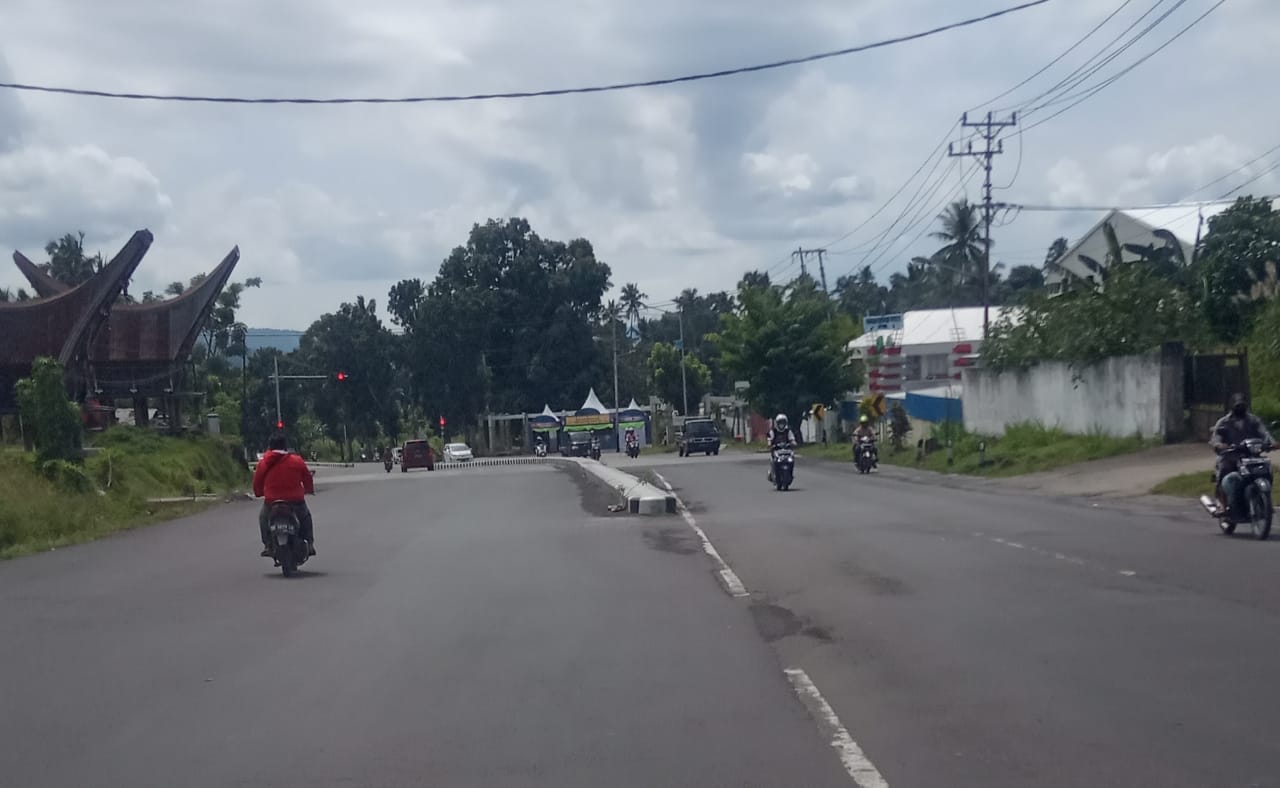 Tidak ada marka pemisah jalan di ruas jalan utama, tepatnya di pintu tol Sagerat. (Franky Sumaraw)