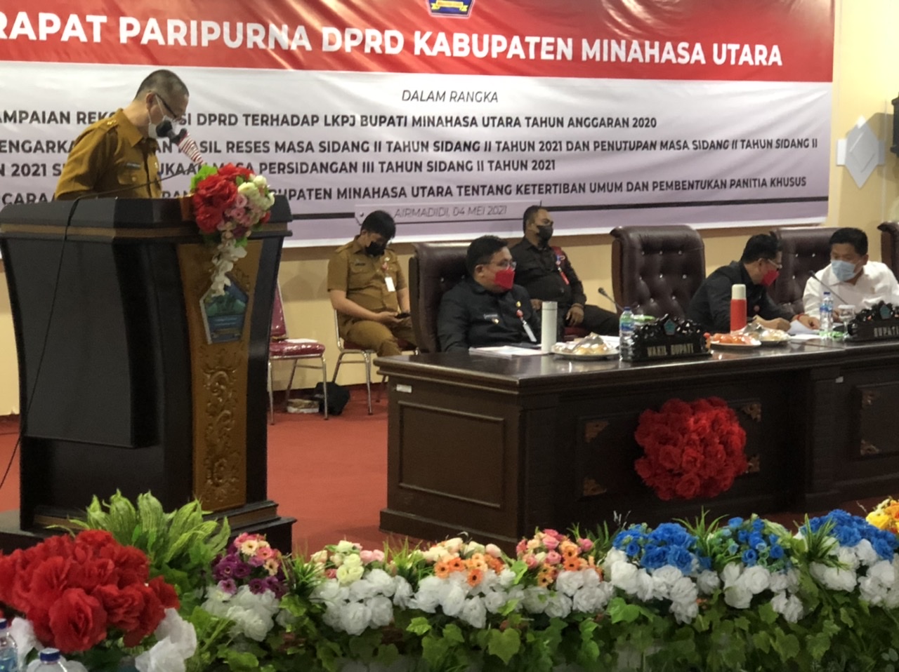 Sekretaris DPRD Minut Jossy Kawengian membacakan daftar Anggota Pansus Ranperda Ketertiban Umum dalam rapat paripurna yang digelar di kantor DPRD Minut, Selasa (4/5) sore.