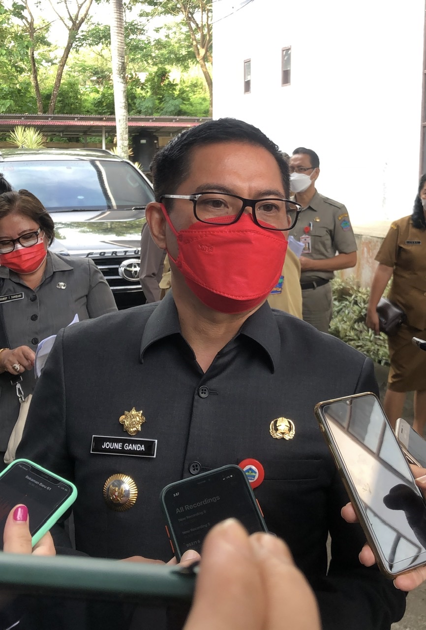 Bupati Minut Joune Ganda saat diwawancarai awak media usai rapat paripurna, Selasa (4/5) sore.
