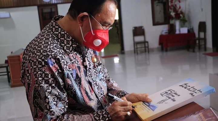 Bupati Minahasa Dr Ir Royke O Roring MSi (ROR), ikut serta mendukung program Badan Pekerja Majelis Sinode (BPMS) GMIM untuk penjemaatan Alkitab dalam Bahasa Manado lewat kegiatan Rame-rame Baca Alkitab Bahasa Manado, Selasa (04/05/2021).