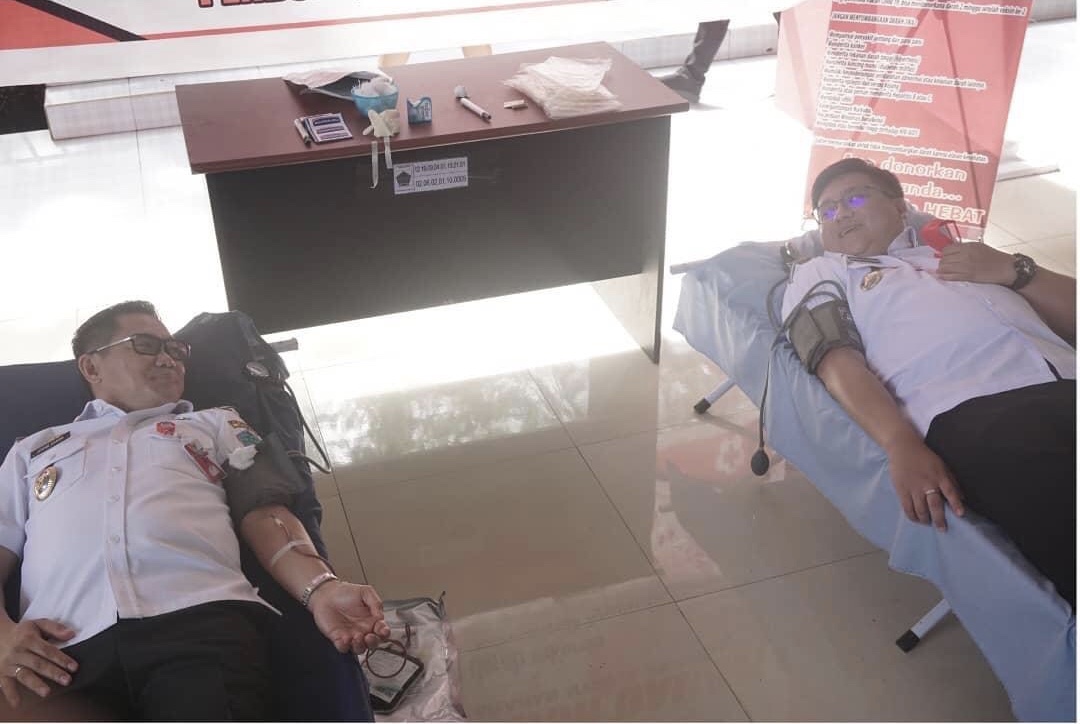 Bupati Joune Ganda dan Wakil Bupati Kevin W Lotulung mengikuti baksos donor darah di pendopo kantor Pemkab Minut, Rabu (5/5).