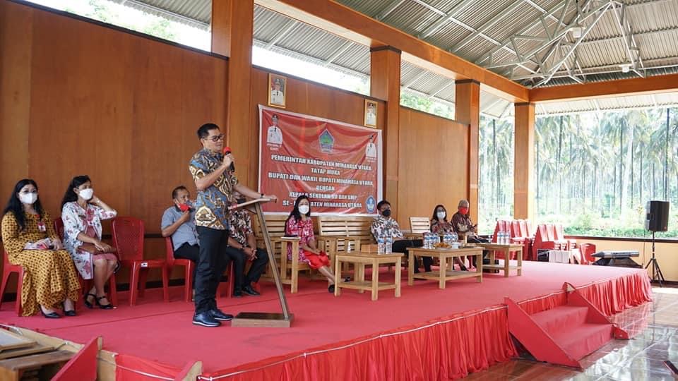 Bupati Joune Ganda didampingi Wabup Kevin W Lotulung dan Kadis Pendidikan Minut Olfy Kalengkongan, melakukan tatap muka bersama kepala sekolah SD dan SMP se-Minut di JG Center, Kamis (6/5) pagi.