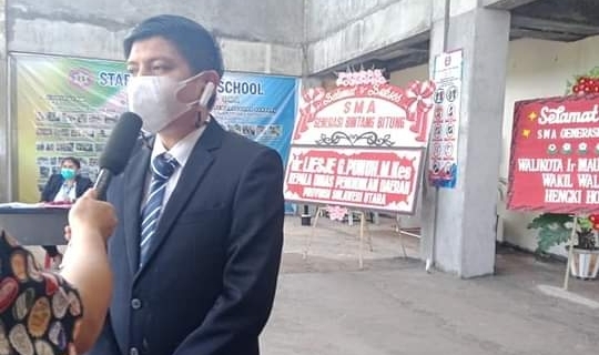 Pembina Yayasan Generasi Bintang Bitung Pdt David Araro MTh di sela penyerahan ijin operasional sekolah.