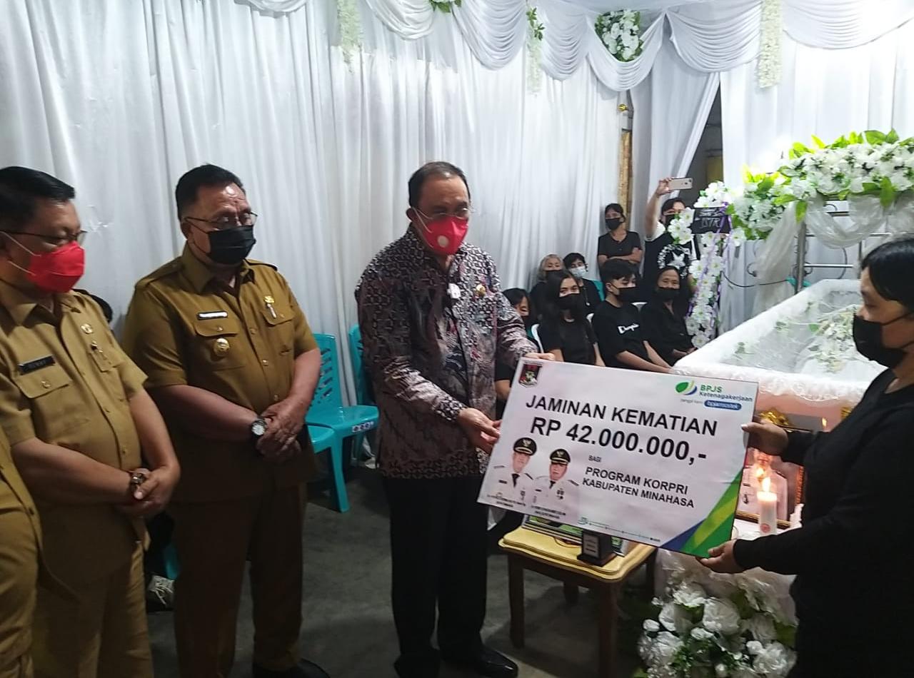 Bupati Minahasa Dr Ir Royke Octavian Roring MSi didampingi Wakil Bupati Dr Robby Dondokambey SSi MM (ROR-RD)didampingi jajaran ketika menyerahkan santunan kepada keluarga almarhum.