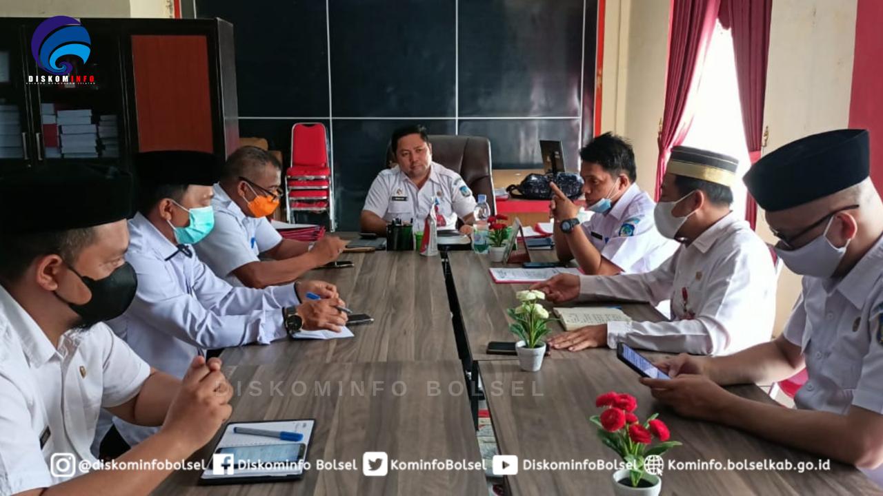 Sekkab Marzanzius Arvan Ohy, saat memimpin rapat penyederhanaan birokrasi di ruang rapat Sekkab Bolsel (5/5).