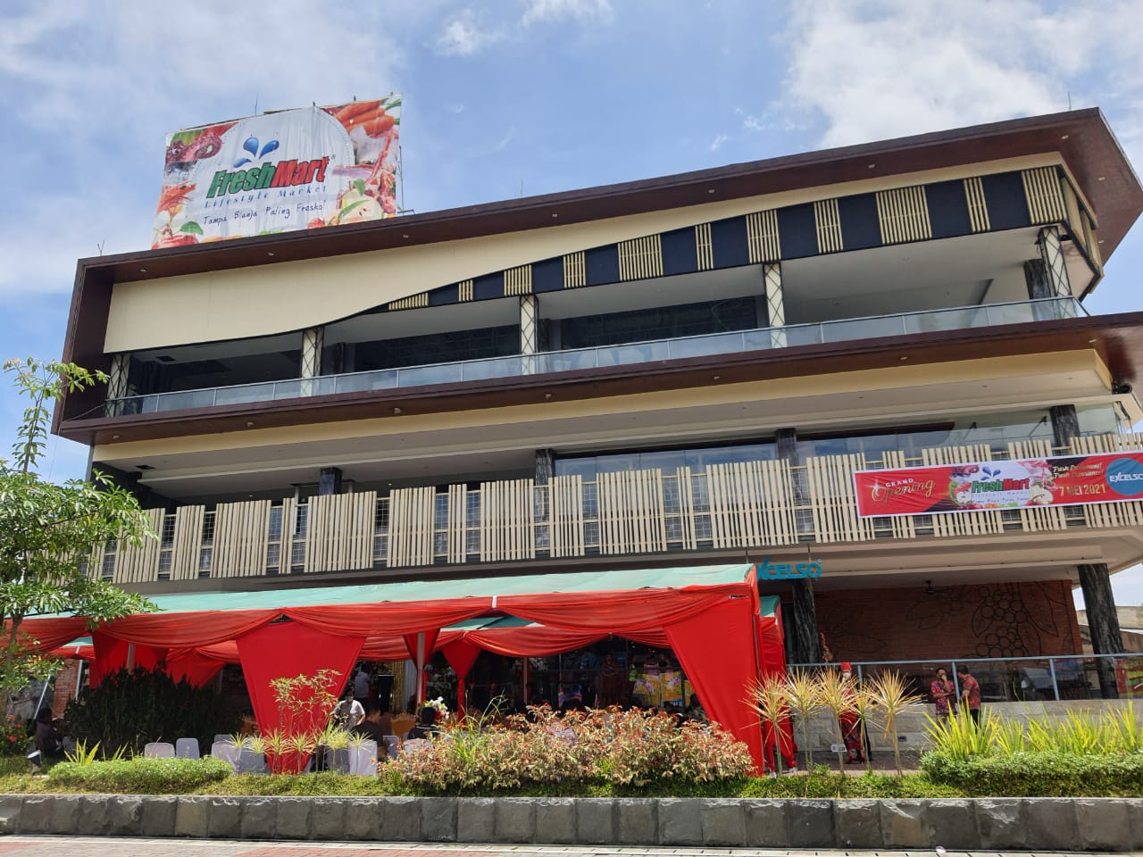 FreshMart Cabang Paniki resmi dibuka, Jumat (7/5).