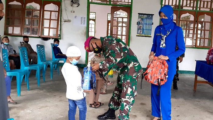 Danlanal Melonguane Letkol Marinir Adi Sucipto ST MTr Hanla, didampingi Ketua Cabang 7 Korcab VIII DJA II Jalasenastri Lentina Adi Sucipto, saat memberikan bingkisan kepada anak-anak panti asuhan.
