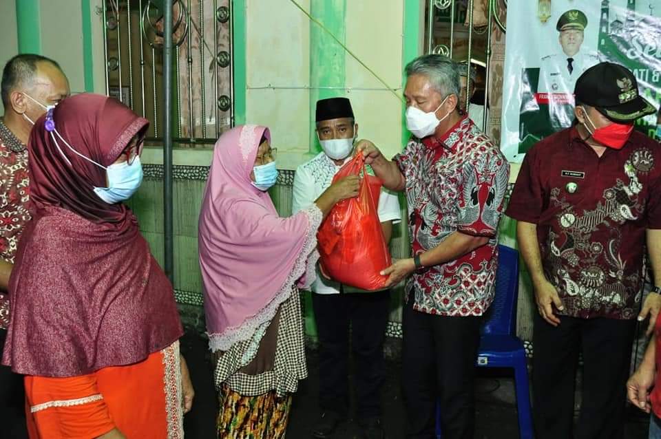Bupati Minsel Franky Donny Wongkar (FDW) saat memberikan bantuan saat menggelar Safari Ramadhan.