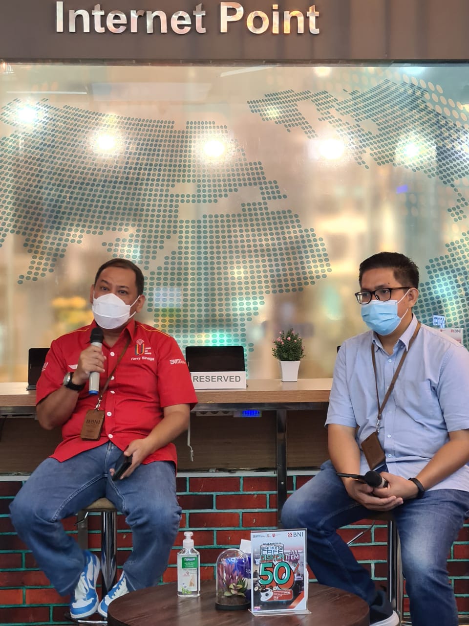 Pemimpin Jaringan dan Layanan BNI Wilayah 11 Manado Ferry Sinaga, saat memberikan penjelasan mengenai kesiapan BNI mengjadapi libur Idul Fitri, Jumat (7/5).