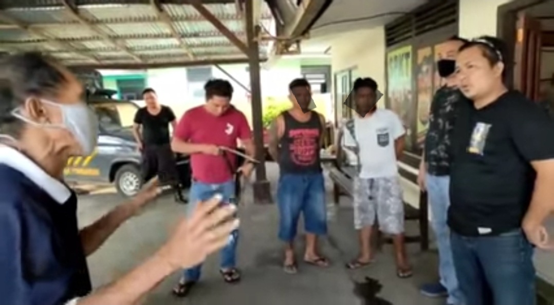 Korban (paling kiri) menceritakan kepada petugas terkait peristiwa kejahatan yang mereka alami. Tampak dua pelaku juga diamankan Timsus Maleo. (Foto: Dok. FB MALEO)