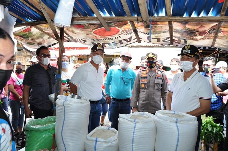 Bupati Minsel Franky Donny Wongkar dan Wakil Bupati Pdt. Petra Yani Rembang didampingi Kapolres Minsel AKBP Norman Sitindaon saat melakukan sidak bahan pokok di Pasar 54 Amurang.