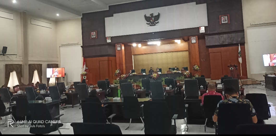 LENGANG: Kondisi pembahasan bersama DPRD bersama Pejabat Tomohon, tampak banyak kursi yang harusnya diisi pejabat tak ditempati. Dok Julius/MP