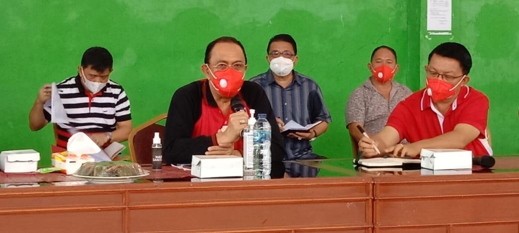 Bupati Minahasa Royke Roring (kiri) tatap muka bersama insan pers, di Aula Tenis Indoor Sasaran, Tondano, Kabupaten Minahasa, Provinsi Sulawesi Utara (Sulut), Jumat (07/05/2021).