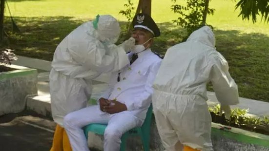 Pemeriksaan Swab Antigen kepada salah satu kepala desa, sebelum pelantikan dimulai. Foto: Istimewa
