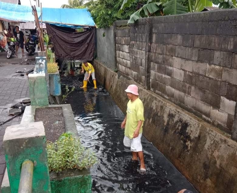 Menindaklanjuti laporan terkait sampah, masyarakat dan perangkat desa langsung lakukan pembersihan.