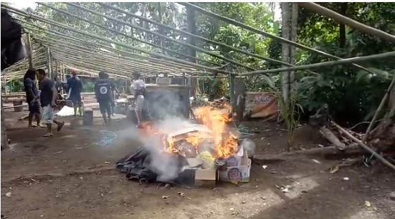 Kepolisian langsung memusnahkan alat-alat yang digunakan dalam kegiatan Judi Sabung Ayam.