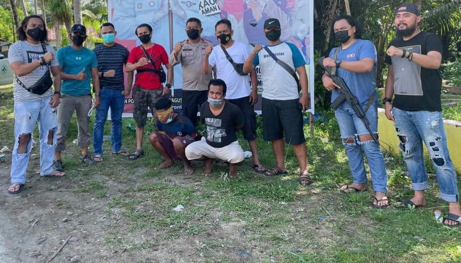 Kedua tersangka kejahatan penggelapan mobil (duduk) tak berkutik saat diamankan Timsus Maleo Polda Sulut. (Foto: dok. Maleo Polda Sulut)