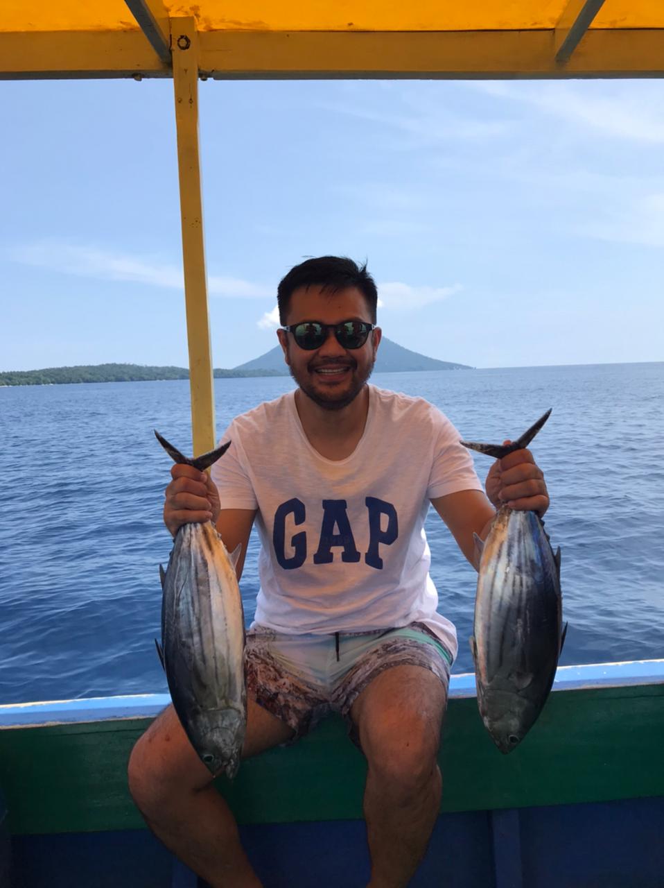 JADI NELAYAN: James Arthur Kojongian memegang dua ekor ikan tangkapannya.