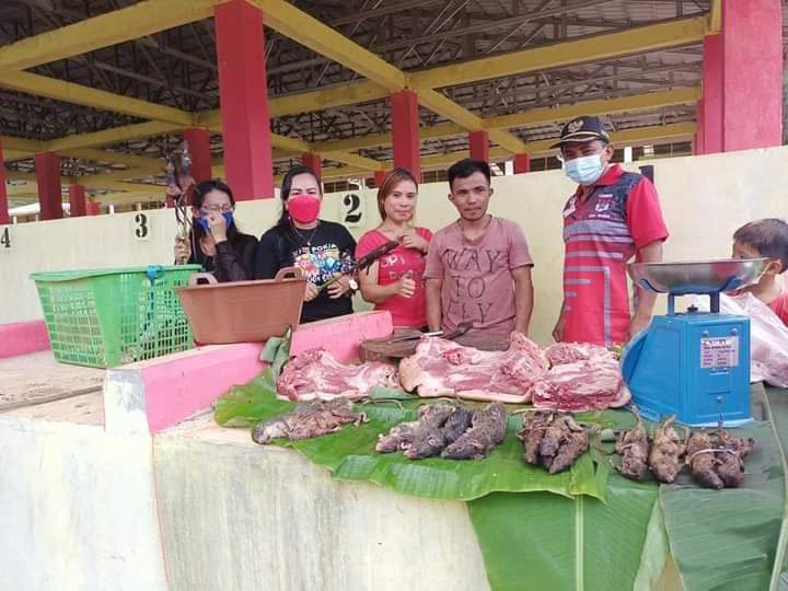 Camat Motoling Timur Ifke Pondaag saat menyambangi salah satu lapak daging hewan tikus di pasar Lolombulan Desa Wanga Esa.
