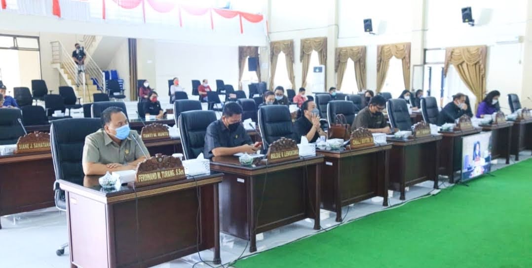 SERING ABSEN: Kondisi pembahasan di ruang sidang DPRD Kota Tomohon, banyak kursi pejabat yang kosong. Dok Julius/MP