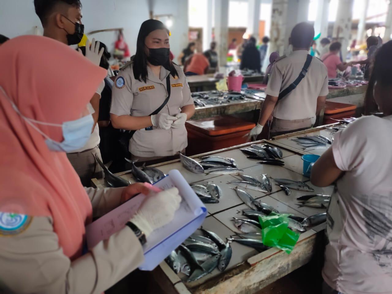 SKIPM Tahuna saat melaksanakan pemeriksaan di Pasar Towo
