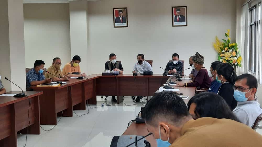 Masyarakat Sangihe yang tergabung dalam aksi Save Sangihe Island saat audiensi dengan DPRD Sulut.