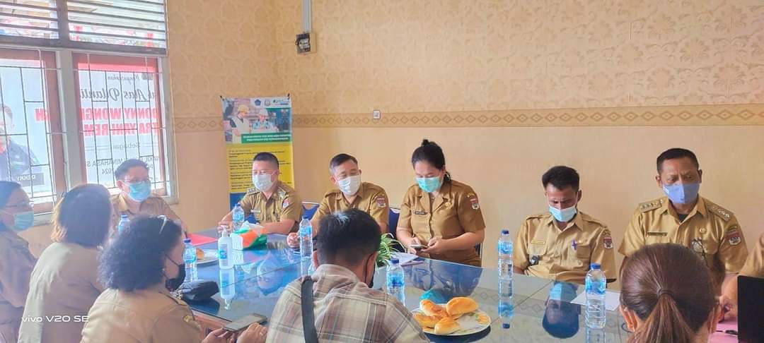 Kepala Dinas PU Minsel Dekky Tuwo saat melakukan pembahasan rencana pembangunan jalan penghubung antar Kecamatan Tompasobaru dengan Kecamatan Sinonsayang.