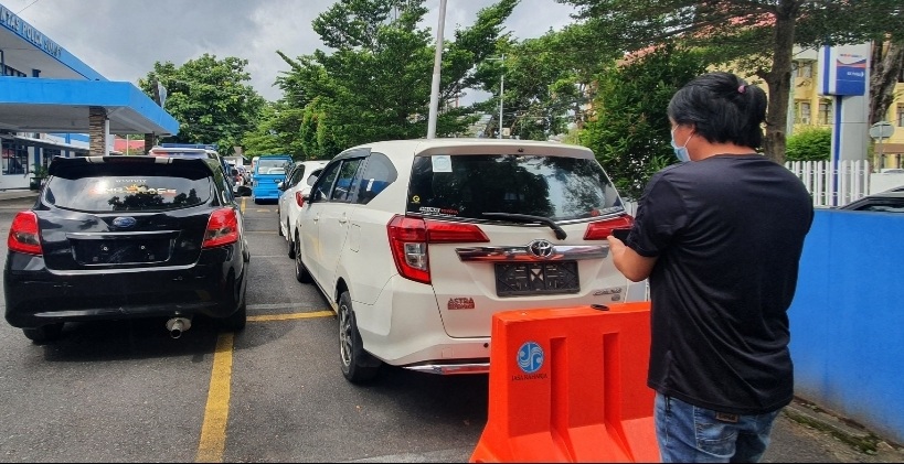 Kendaraan-kendaraan yang terjaring patroli petugas Ditlantas Polda Sulut. Mobil-mobil ini tidak memakai nomor polisi. (Foto: Grand Regar/Manado Post)