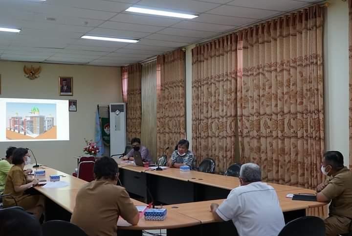 Wabup Bolmut Amin Lasena, saat mengikuti pemaparan persiapan pembangunan Islamic Center, Selasa (11/5)