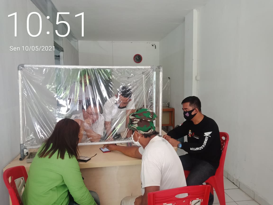 Camat Maesa mengawal langsung dengan mendatangi Kantor PPK Tol di Kelurahan Manembo-nembo Tengah, Senin (10/5). (istimewa)