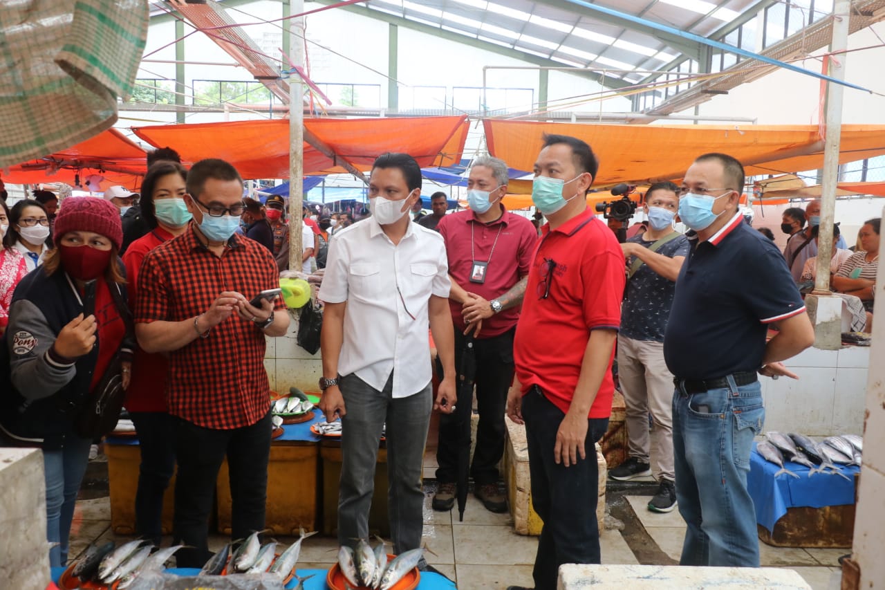 TINJAU LANGSUNG: Kepala daerah Kota Tomohon turun memantau kondisi harga komoditas di Pasar Wilken, beberapa waktu lalu. Dok Istimewa
