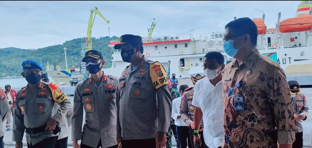 Pantauan Kapolda Sulut Irjen Pol Nana Sudjana, didampingi KSOP Bitung Wembly Wetik, di Pelabuhan Bitung. Foto: Grand Regar/Manado Post