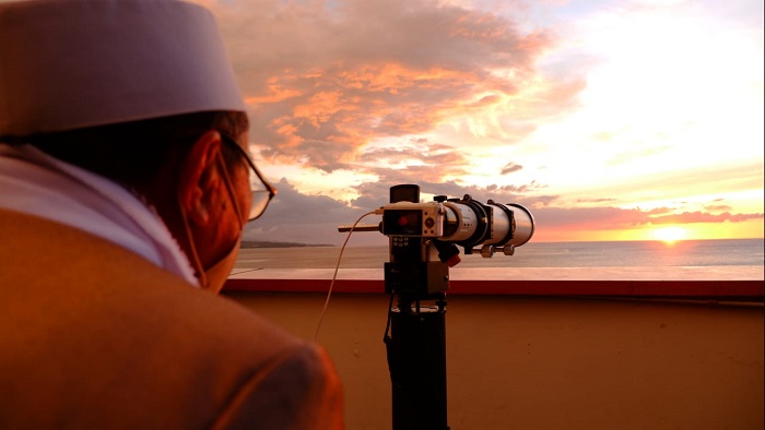 Rukyatul Hilal awal 1 Syawal 1442 Hijriah di area parkir MTC Megamas, Manado, Selasa sore (11/5). (Reza Mangantar/MP)