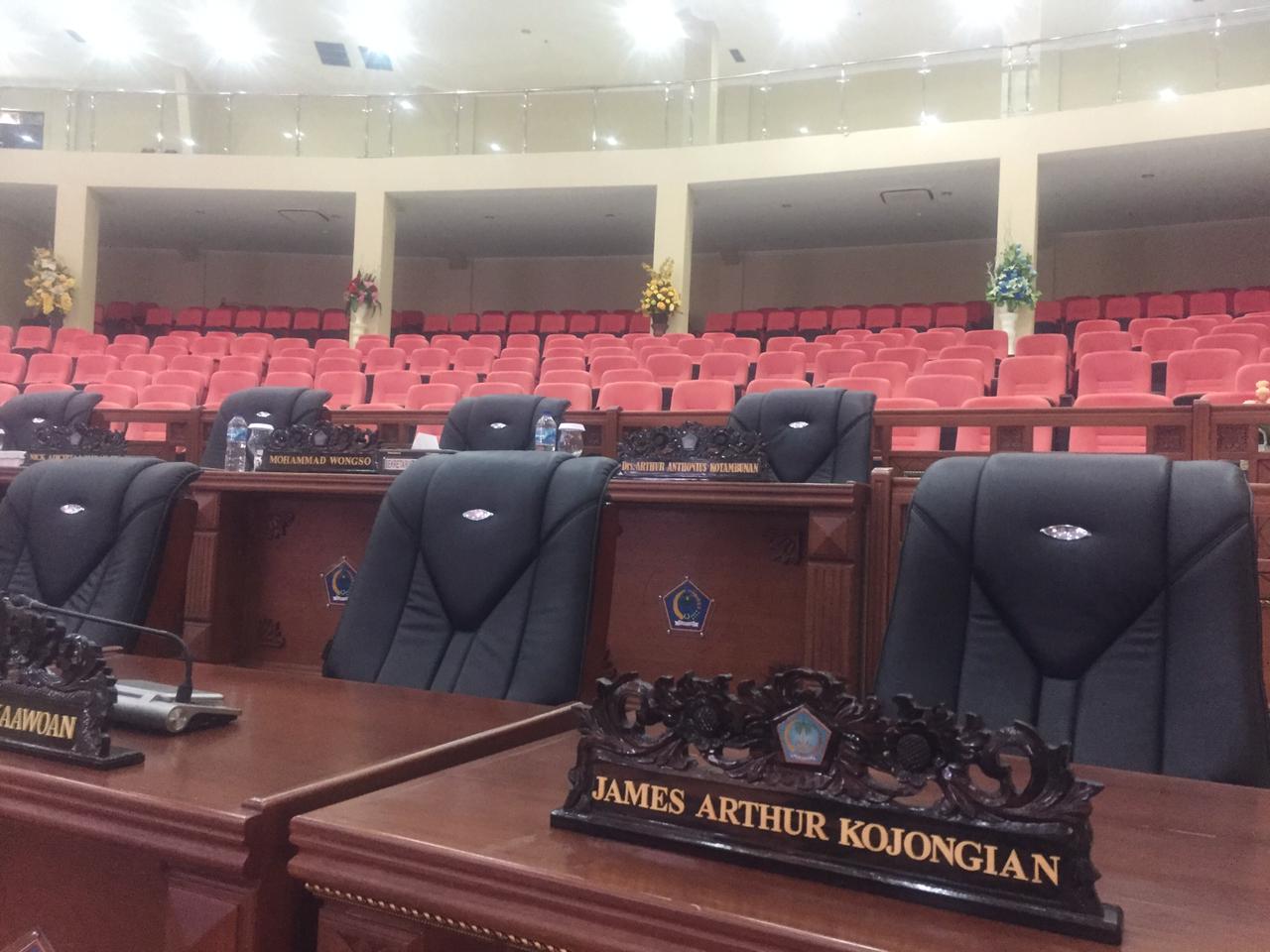 Kursi yang disiapkan Setwan untuk James Arthur Kojongian di ruang paripurna, berada di jajaran anggota DPRD.