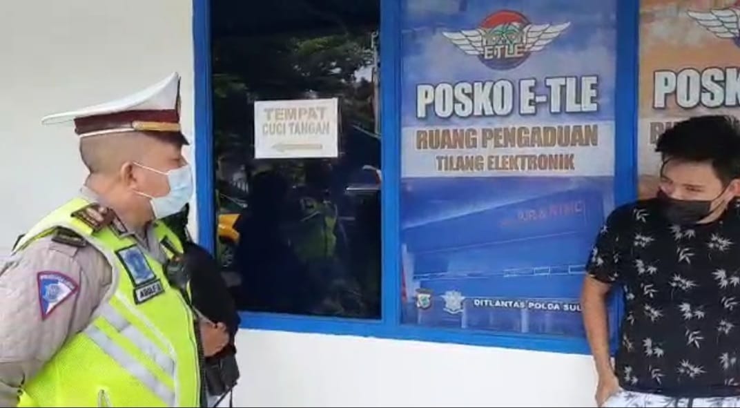 Petugas bersama pelanggar lalulintas di depan Markas Ditlantas Polda Sulut. Foto: Grand/MP