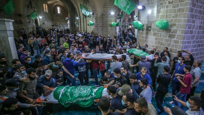 Warga Palestina menghadiri pemakaman 15 orang yang tewas dalam serangan udara Israel di Kota Gaza. (Haitham Imad / EPA / Aljazeera)