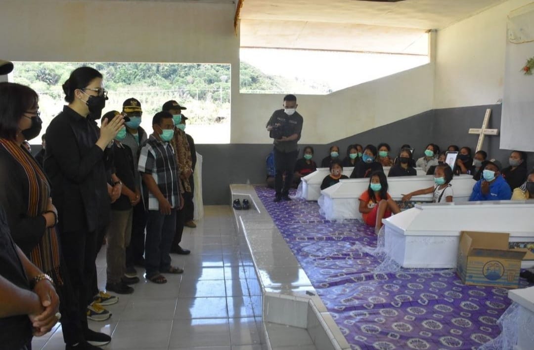 Bupati Poso Verna Inkiriwang bersama forkopimda mengunjungi keluarga dan korban pembunuhan teroris MIT di Desa Kalemago. (Foto: dok. IG Verna Inkiriwang)