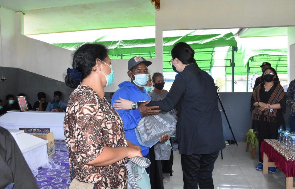 Kunjungan Bupati Poso Verna Ingkiriwang di Desa Kalemago. Pada keluarga korban aksi teroris MIT.